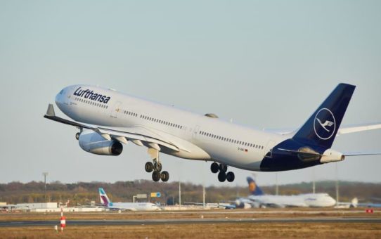 Erste Passagiermaschine voller Luftfracht in Frankfurt gelandet