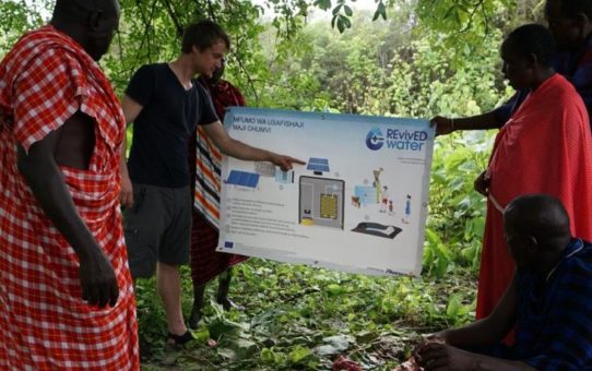 Trinkwasser für die Maasai in der Steppe Tansanias