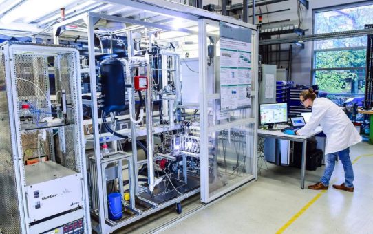 Echtzeit-Einblicke in die Methanolsynthese: Dynamischer Betrieb einer Miniplant-Anlage am Fraunhofer ISE