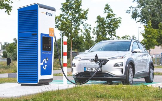 EnBW setzt kraftvolle E-Mobilitätsinitiative im eigenen Unternehmen um: Mitarbeiter profitieren von einem deutschlandweit einmaligen Programm