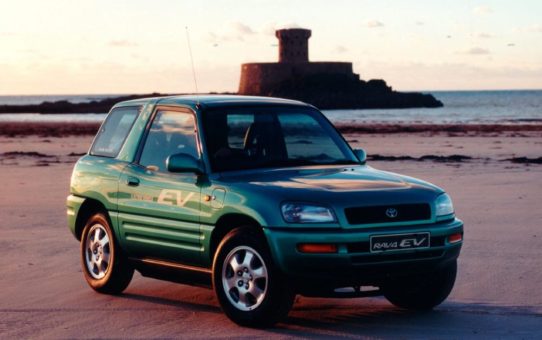 Der Zeit weit voraus: Revolutionärer Toyota RAV4 stand schon 1996 unter Strom