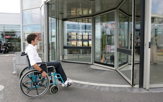 Ohne Hindernisse mit Automatikschiebetüranlagen von ASSA ABLOY Entrance Systems barrierefrei bauen