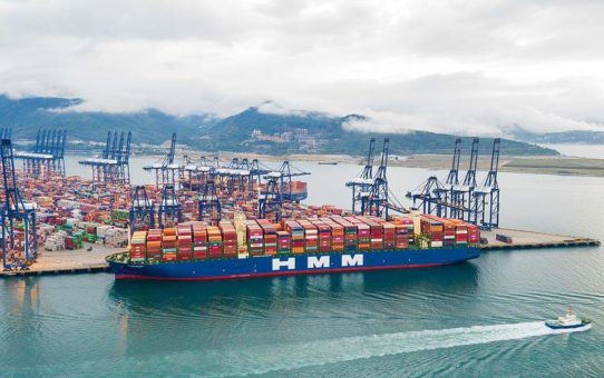HHLA fertigt größtes Containerschiff der Welt am Burchardkai ab
