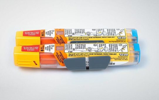 Abriebfest und ausgezeichnet: TEVA setzt bei neuem Label für Adrenalin-Injektor auf Schreiner MediPharm