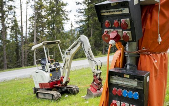 Einsatz von elektrischen Baggern und Maschinen abseits von Strassen und bewohnten Gebieten