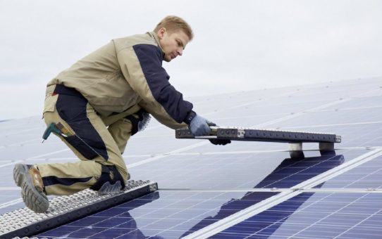 Mobile Arbeitsplattform für große Solarmodule: SMB Solar Multiboard bringt neue Produktpalette auf den Markt