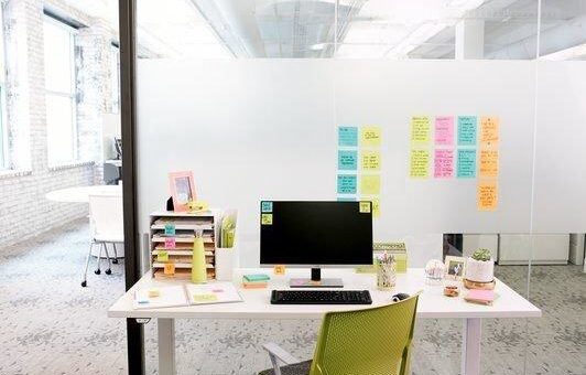 Gut organisiert zurück ins Büro mit Post-it Produkten