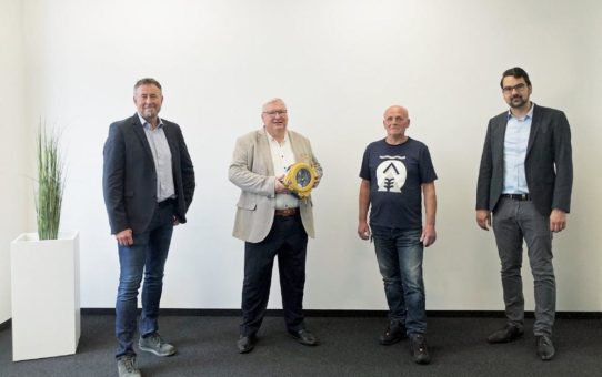 Stryker spendet Mitarbeiter der MC-Bauchemie einen Defibrillator