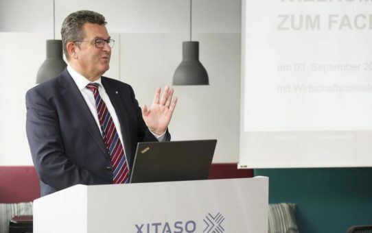 Fachgespräch bei XITASO: Expertenrunde mit Bayerischem Wirtschaftsminister diskutiert Digitalisierung in der Region