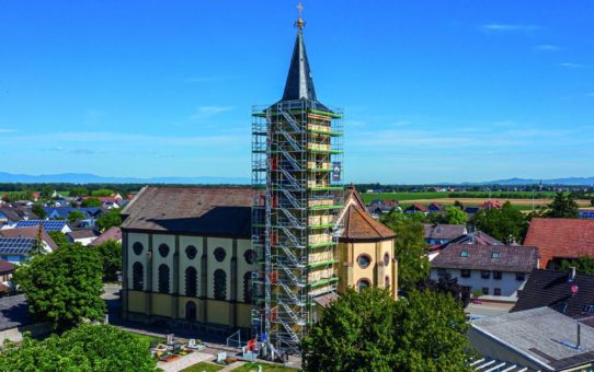 Kircheneinrüstung mit Fassadengerüst: Flexibel anpassbar und sicher