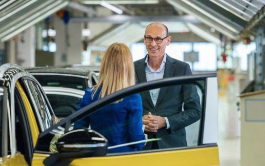Volkswagen treibt E-Offensive weiter voran: Zwickau startet Serienproduktion des ID.4