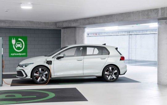 Lokal emissionsfrei in der City, große Reichweite auf Reisen: Verkauf des Golf eHybrid und Golf GTE startet