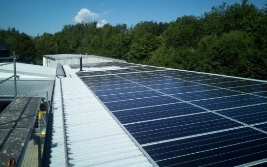 Günstiger Eigenstrom mit Solaranlage für Gewerbe Landwirtschaft und Industrie