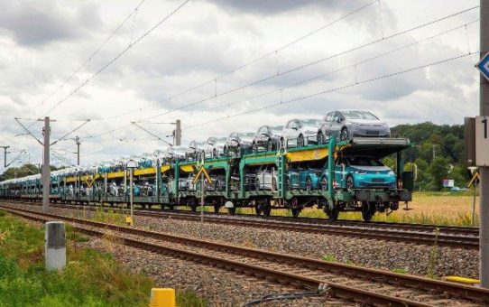 Volkswagen stellt Weichen für 100 Prozent Grünstrom-Transporte mit der Deutschen Bahn