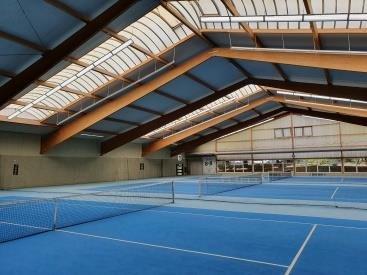 Modernes LED-Licht in Tennis- und Sporthallen, Schwimmbädern und Eisstadien - fertig gebaut oder umgerüstet sein, wenn's wieder richtig los geht