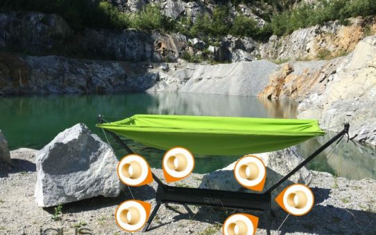 Ausgeklappt und entspannt: iglidur Gleitlager lagern schmierfrei eine mobile Hängematte