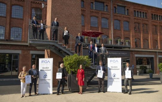 FCA Germany zeichnet die ersten Handelspartner für exzellentes Kundenerlebnis mit dem "Customer First Award for Excellence" aus