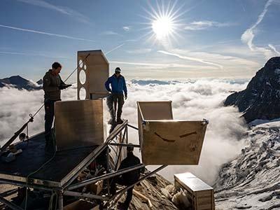 Neues Biwak für Bergsteiger am Großglockner mit SolarLuft Kollektor von GRAMMER Solar