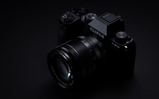 Höchstleistung im kompakten Format - die spiegellose Systemkamera FUJIFILM X-S10