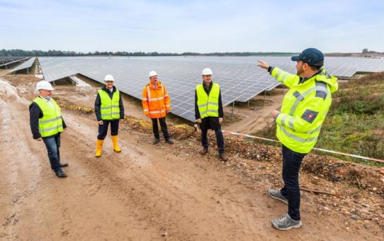 123 Fußballfelder großer Solarpark nimmt Gestalt an