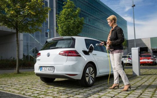 Elektromobilität: Aufbau von intelligenten Ladestationen