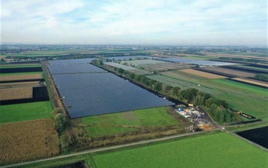 Bayerns größter Solarpark speist ersten Solarstrom ins Netz