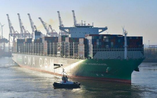 Weltgrößtes LNG-Containerschiff macht in Hamburg fest