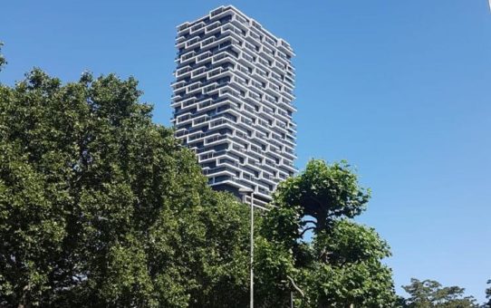 Hybrid-Hochhaus One Forty West glänzt mit Dachfix Steel