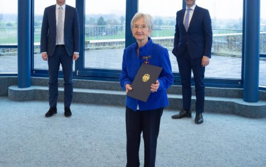 Polytec Gründerin Liselotte Lossau mit Bundesverdienstkreuz am Bande geehrt