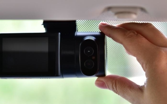 Videotelematik und Flottenmanagement sollen Sicherheit von Fahrer*in und Fahrzeug verbessern