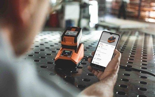 Für eine digitale Zukunft: Bluetooth-Schnellladegerät und Online-Verwaltung "Made by FEIN"