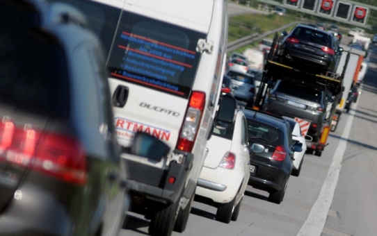 TÜV SÜD: Im Stau ständig Spur wechseln? Bringt nix und blockiert die Rettungsgasse