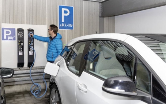 Nachhaltigkeit im Mittelstand:  Schreiner Group unterstützt E-Mobilität