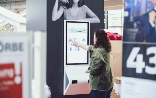 Smart Retail: XXXLutz-Gruppe setzt auf kompas Digital Signage