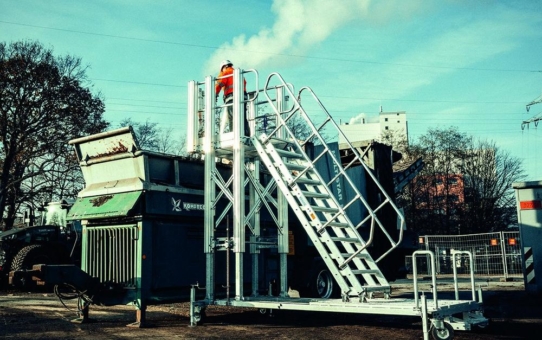 Fahrbare, höhenverstellbare Arbeitsplattformen mit Treppenaufgang von KRAUSE für die aha Abfallwirtschaft