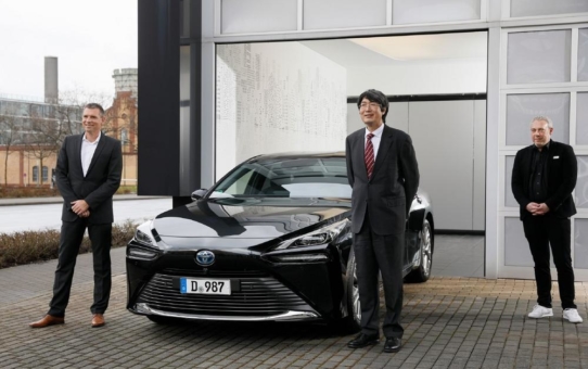 Japanischer Generalkonsul ab sofort im neuen Toyota Mirai (Kraftstoffverbrauch [nach WLTP] Wasserstoff kombiniert 0,89-0,79 kg/100 km; Stromverbrauch kombiniert 0 kWh/100 km; CO2-Emissionen kombiniert 0 g/km) unterwegs