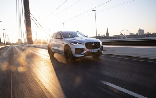 Luxuriöser, vernetzter und umfangreich elektrifiziert startet der Jaguar F-PACE in Deutschland