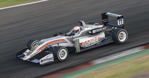 Autorennen klimaneutral: Formel-3-Pilotin Sophia Flörsch startet mit Ökostromanbieter Neckermann Strom im Esport Racing