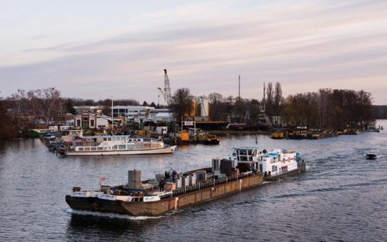 Schwimmende Stadt: Deutsche Binnenreederei bringt Skulpturen für Emscherkunstweg von Berlin nach Duisburg