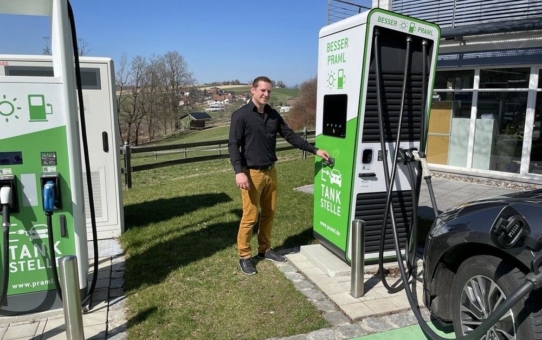 In Deutschlands größtem E-Tankstellentestpark kann jetzt auch mit Kreditkarte geladen werden
