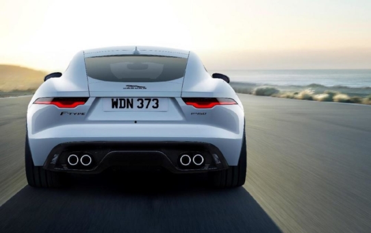 Jaguar startet den Sommer mit dem "Jaguar F-TYPE R-DYNAMIC Black" Coupé und Cabriolet