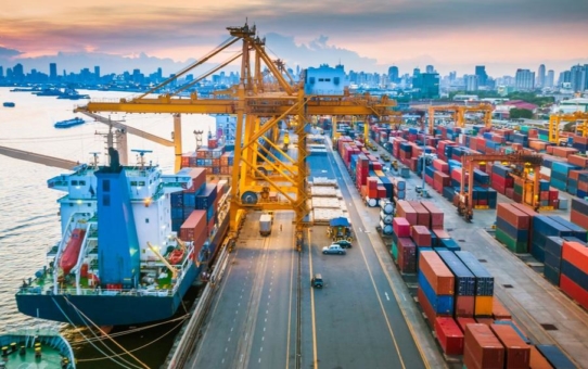 Empfindliche Lieferketten: Warum ein havariertes Schiff den globalen Warenfluss beeinträchtigen kann