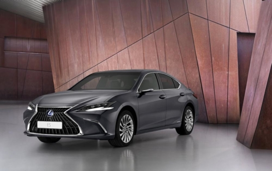 Weltpremiere für den neuen Lexus ES (Kraftstoffverbrauch kombiniert 4,5 - 4,4l/100km; CO2-Emission kombiniert 103 - 101g/km)
