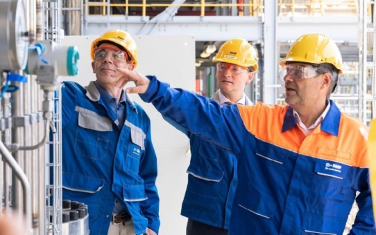 Robert Habeck besucht BASF in Ludwigshafen und besichtigt Testanlage für CO2-freies Verfahren zur Wasserstoffproduktion