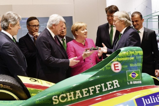 Angela Merkel besucht Schaeffler auf der IAA
