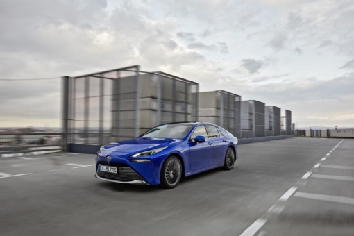 100 elektrifizierende Fakten: Der neue Toyota Mirai (Kraftstoffverbrauch nach WLTP: Wasserstoff kombiniert 0,89-0,79 kg/100 km; Stromverbrauch kombiniert 0 kWh/100 km; CO2-Emissionen kombiniert 0 g/km) für eine saubere Zukunft