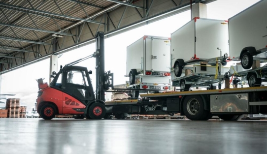 Humbaur verkürzt Wartezeiten für Lkw-Fahrer mit Zeitfenstermanagementsystem SLOT von Cargoclix