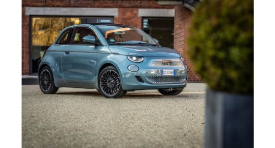 Fiat steigert Verkäufe in Deutschland um knapp 14 Prozent - vollelektrisch angetriebener Fiat 500 und Hybrid-Modelle gut nachgefragt