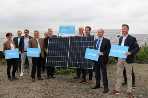 Hubert Aiwanger besucht Bayerns größte PV-Anlage in Berg im Gau