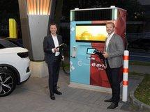 E.ON und Volkswagen bringen Schnelllader mit Speicher-Batterie auf den Markt